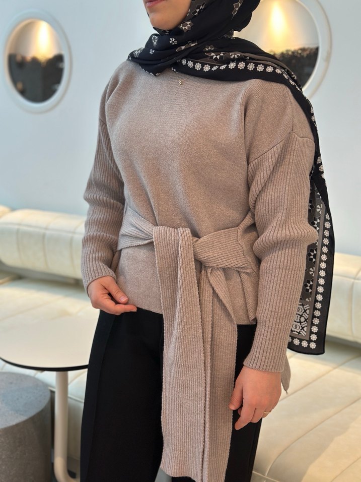 Bel bağcıklı triko kazak - Görsel 3