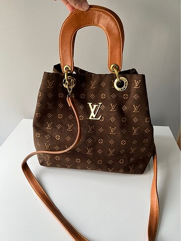 Louis Vuitton Model Kol Çantası