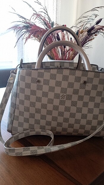 Louis Vuitton Bayan kol çantası.