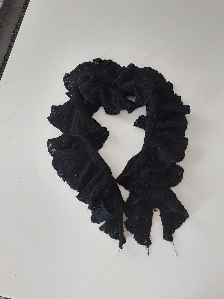 Fırfırlı Siyah triko Gotik Şal - Görsel 3