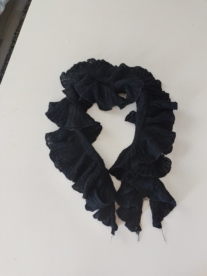 Fırfırlı Siyah triko Gotik Şal - Görsel 2