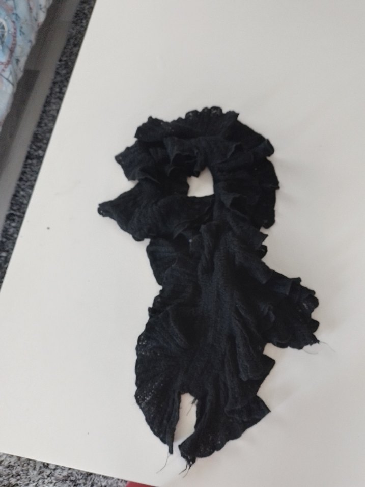 Fırfırlı Siyah triko Gotik Şal - Görsel 4