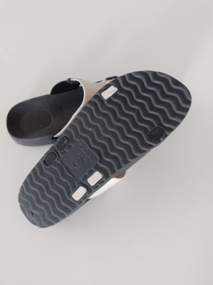 Bej Siyah Tokalı Minimalist Terlik - Görsel 3