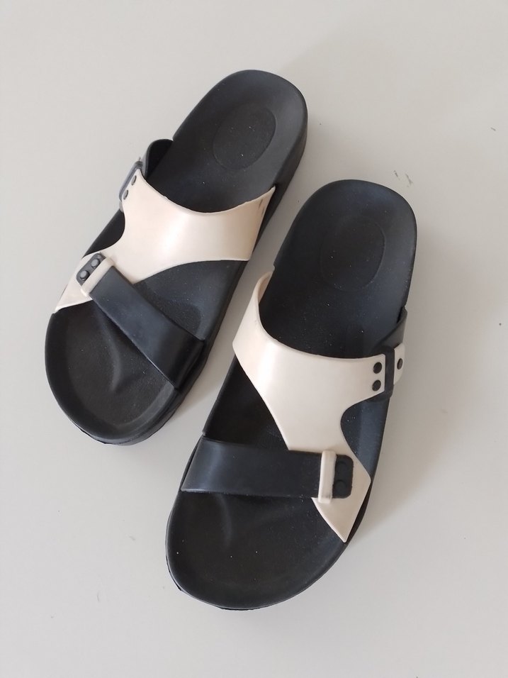 Bej Siyah Tokalı Minimalist Terlik - Görsel 2