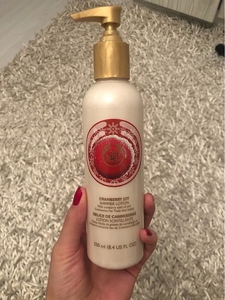 The Body Shop Simli parfümlü dekolte kremi