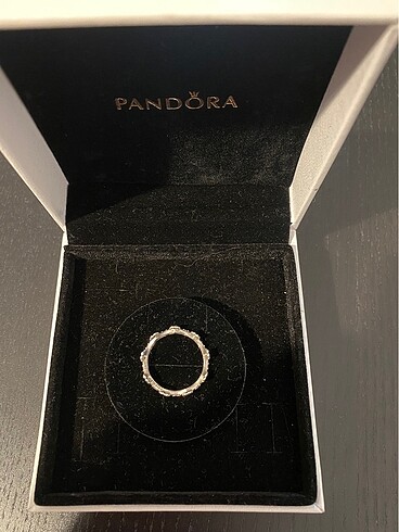 Pandora Pandora yüzük,orijinaldır,58 numara,sadece 2 kere kullandım ,ser