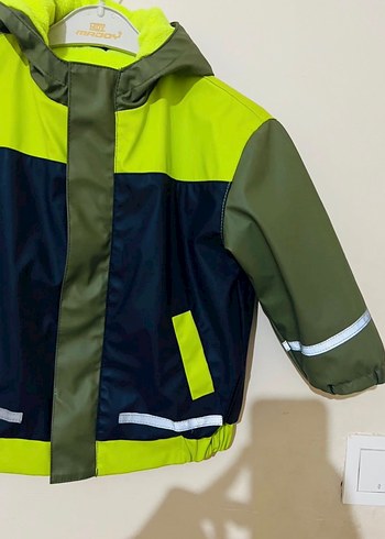 Erkek Çocuk Yeşil Kapüşonlu Yağmurluk - Görsel 2