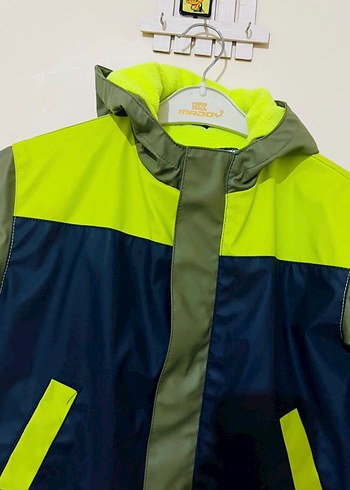 Erkek Çocuk Yeşil Kapüşonlu Yağmurluk - Görsel 3