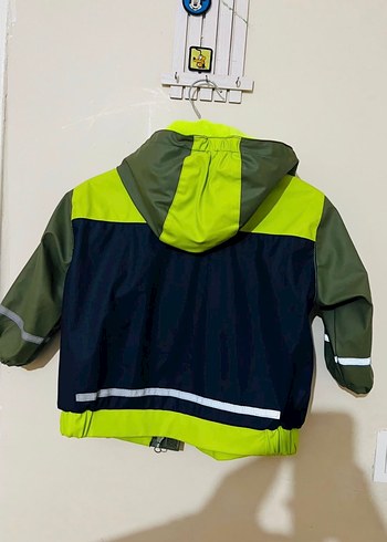 Erkek Çocuk Yeşil Kapüşonlu Yağmurluk - Görsel 5