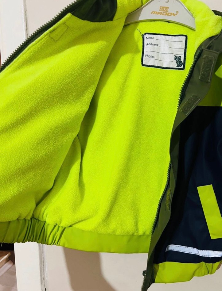 Erkek Çocuk Yeşil Kapüşonlu Yağmurluk - Görsel 4