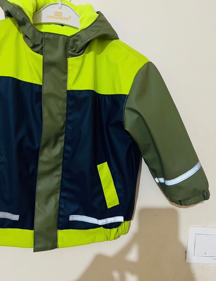 Erkek Çocuk Yeşil Kapüşonlu Yağmurluk - Görsel 2