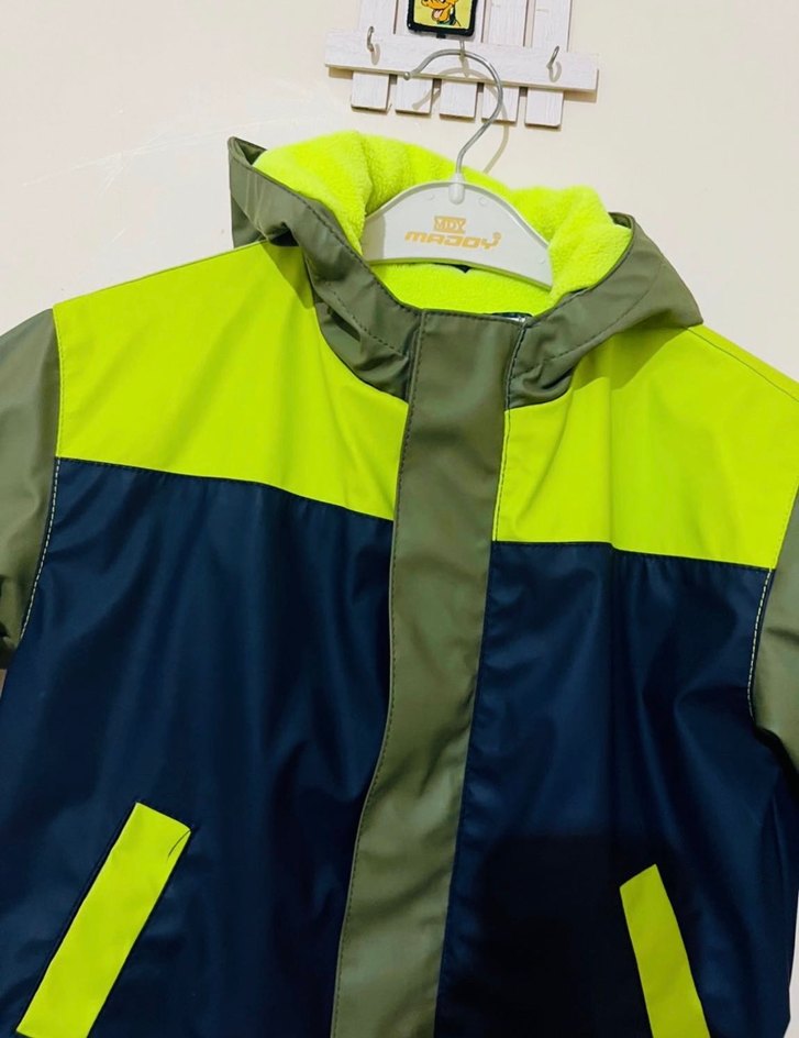 Erkek Çocuk Yeşil Kapüşonlu Yağmurluk - Görsel 3