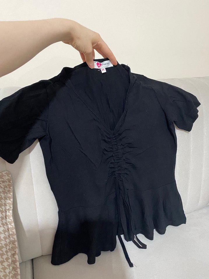 V Yaka Siyah önü büzgülü Likralı bluz - Görsel 3