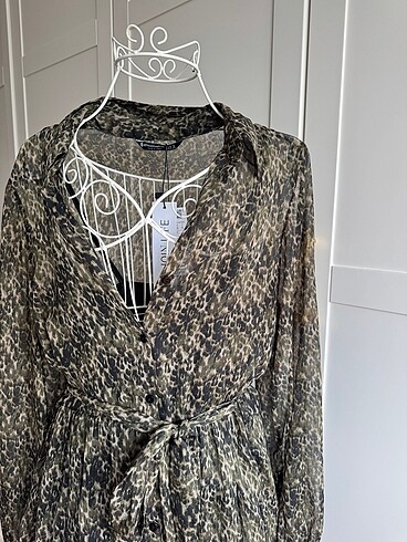 Stradivarius Astarlı kuşak detaylı elbise