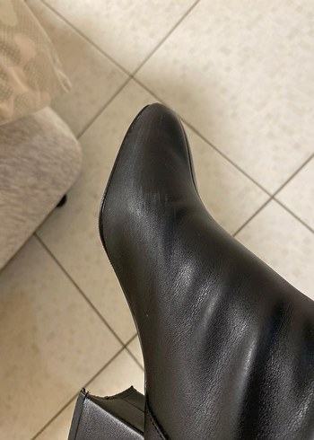 Siyah Deri Tokalı İnce Topuklu Kadın Bot - Görsel 3