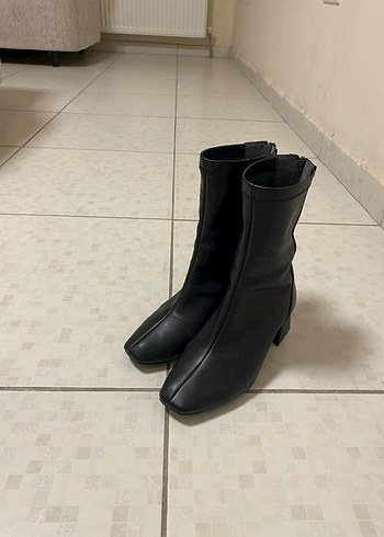 Siyah Deri Tokalı İnce Topuklu Kadın Bot - Görsel 4