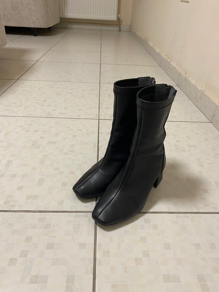 Siyah Deri Tokalı İnce Topuklu Kadın Bot - Görsel 4