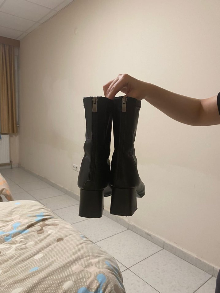 Siyah Deri Tokalı İnce Topuklu Kadın Bot - Görsel 2