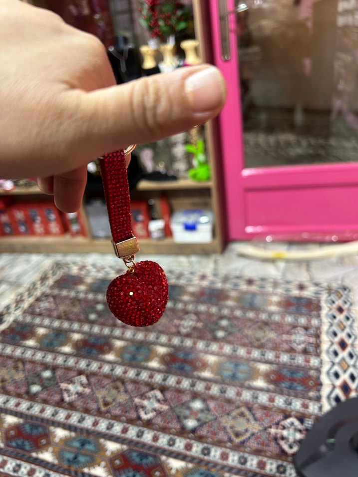 Kırmızı Payetli Kalp Anahtarlık - Görsel 3