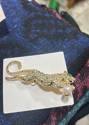 Altın Renkli Leopar Desenli Payetli Broş - Görsel 2