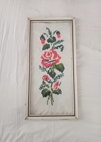Beyaz Çerçeveli Nakış İşlemeli Antika Gül Tablosu - Görsel 2