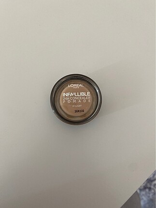 LOREAL INFAILLIBLE 24H Concealer Pomade 01 Light