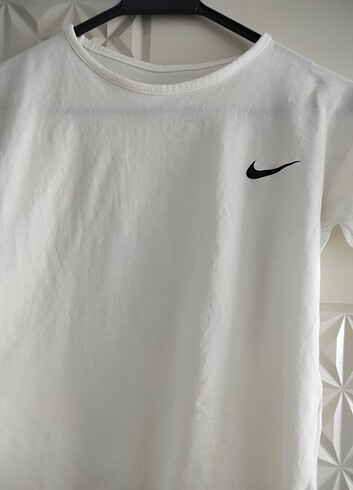 s Beden Nike s.m uyumlu t-shirt kullanırken etiketini kesmiştim 