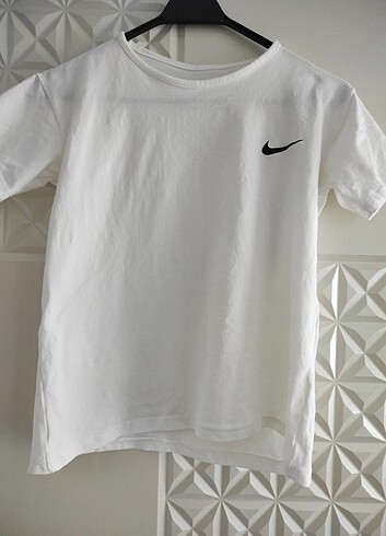 s Beden beyaz Renk Nike s.m uyumlu t-shirt kullanırken etiketini kesmiştim 