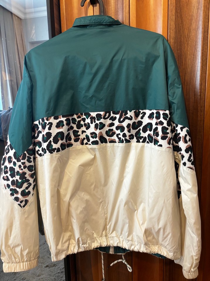 Bershka Yeşil ve Beyaz Baskılı Kadın Spor Ceket - Görsel 2