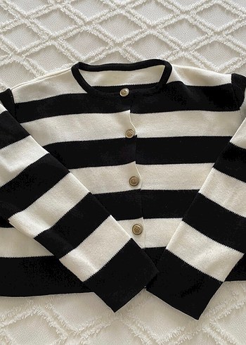 Düğmeli Siyah Beyaz Çizgili Kadın Hırka - Görsel 3