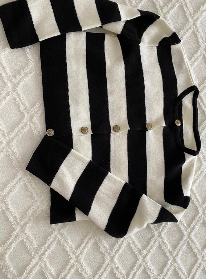 Düğmeli Siyah Beyaz Çizgili Kadın Hırka - Görsel 2