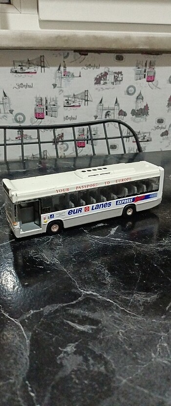 Metal otobus kapisinin tek tarafi kirik