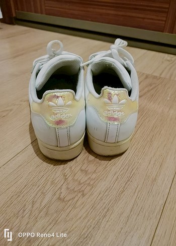 37 Beden Beyaz Düz Tabanlı Kadın Spor Ayakkabı adidas super star