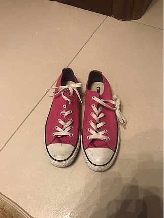 Pembe converse