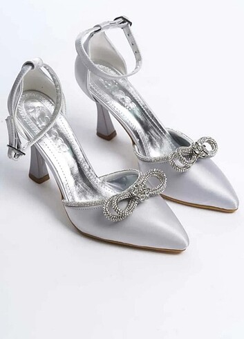 Fiyonklu taş detaylı ayakkabı gümüş renk