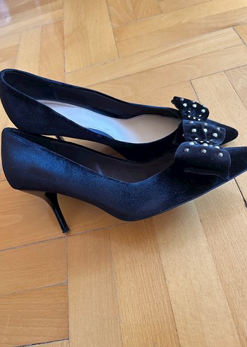 Siyah Fiyonklu Yüksek Topuklu Stiletto