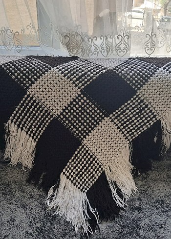 Siyah Ekose Desenli Püsküllü Battaniye