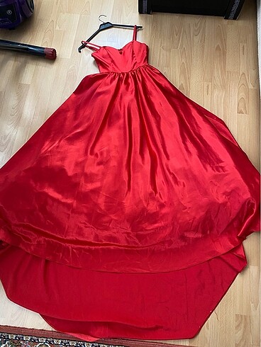 Saten uzun kırmızı elbise