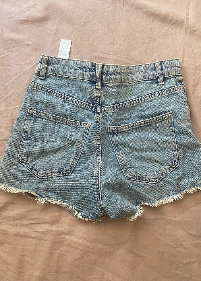 Yırtık mini şort - Görsel 3