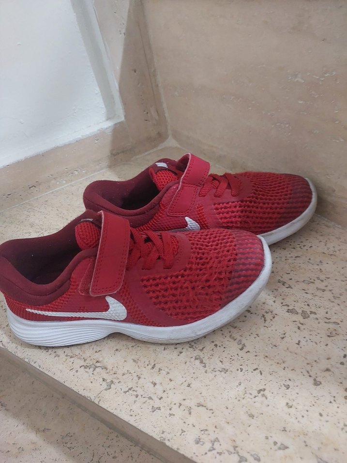 Kız Çocukları İçin Kırmızı Nike Spor Ayakkabı - Görsel 3