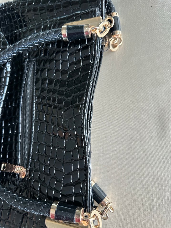 Zincir Detaylı Siyah Yılan Derisi Desenli Deri Çanta - Görsel 3