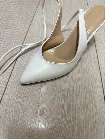 Zara Bağcıklı beyaz topuklu ayakkabı