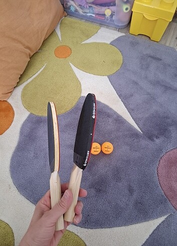Pinpon topu masa tenisi raketleri iki adet topu ile birlikte