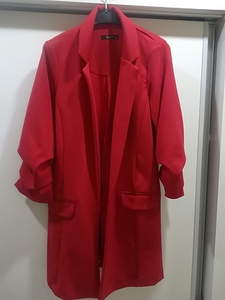 Kırmızı ceket , kolları modelli