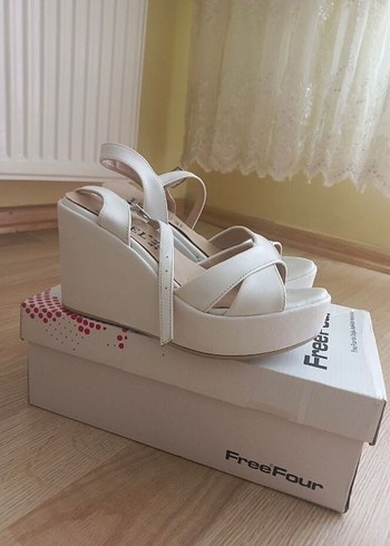 Beyaz Kadın Dolgu Topuklu Sandalet