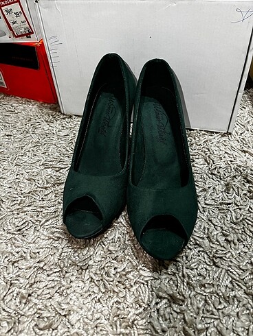 Yeşil topuklu ayakkabı