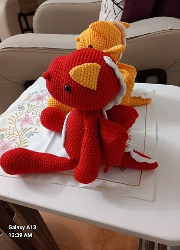 Amigurumi örgü oyuncak ejderha