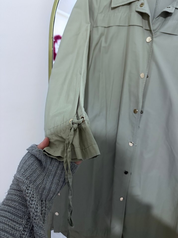 Kadın Uzun Düğmeli Gri Yağmurluk - Görsel 3