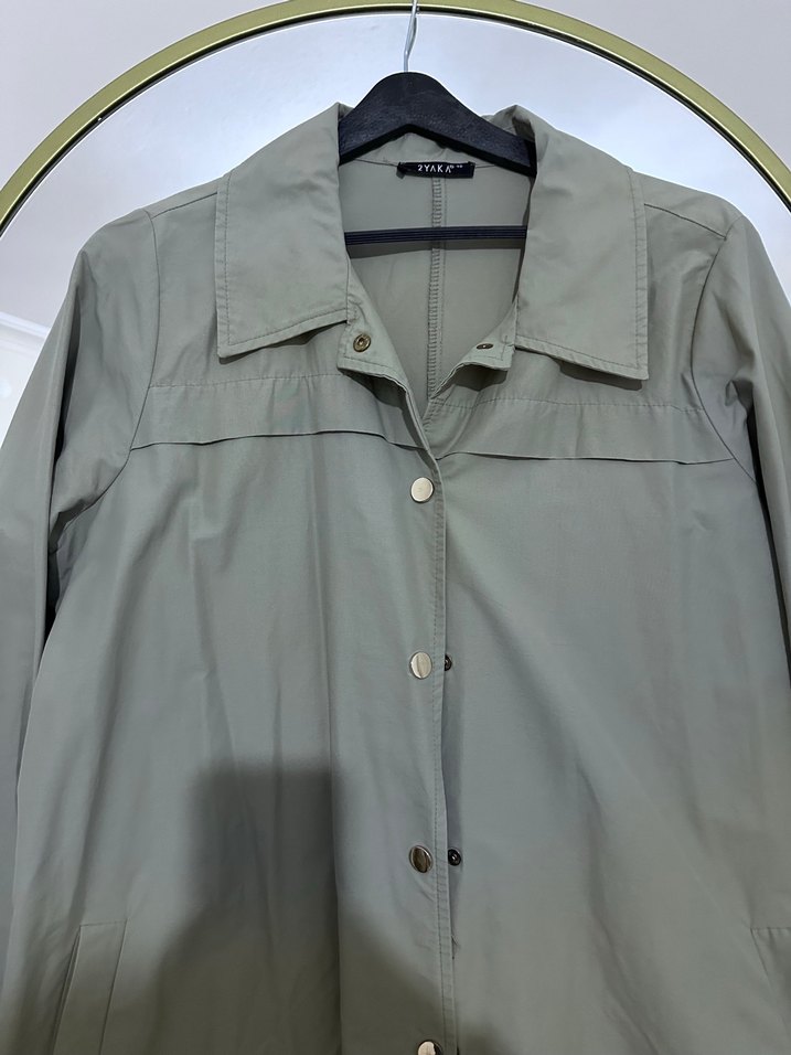 Kadın Uzun Düğmeli Gri Yağmurluk - Görsel 4