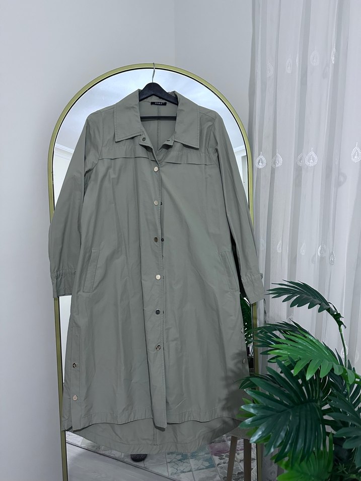 Kadın Uzun Düğmeli Gri Yağmurluk - Görsel 2